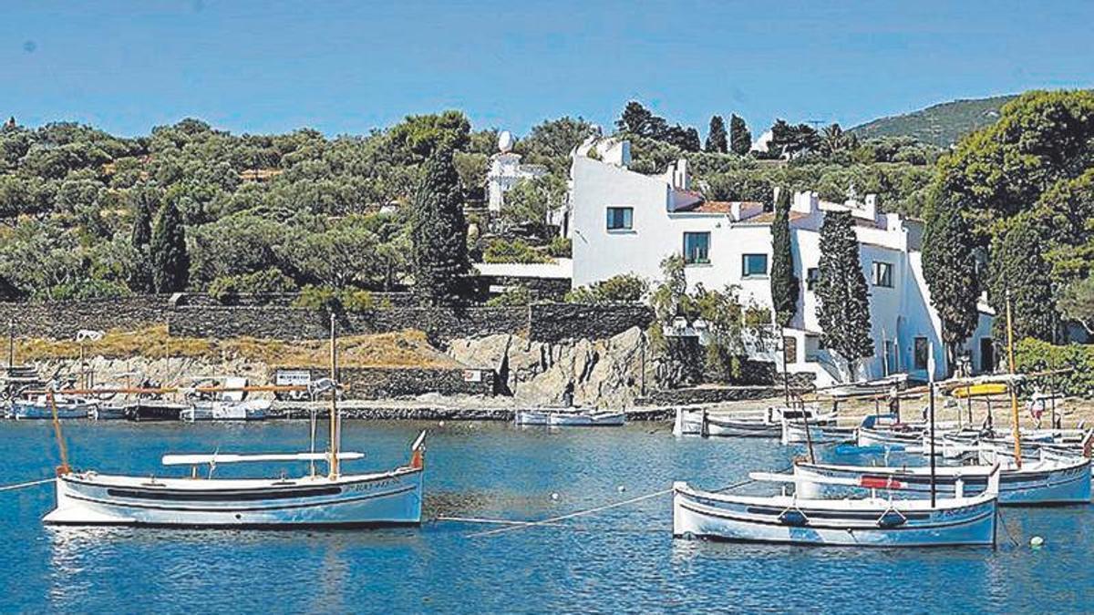 Vista desde el mar de la Casa-Museu de Salvador Dalí en Portlligat.
