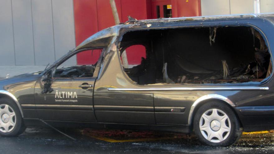 Crema un cotxe fúnebre mentre portava un difunt al tanatori