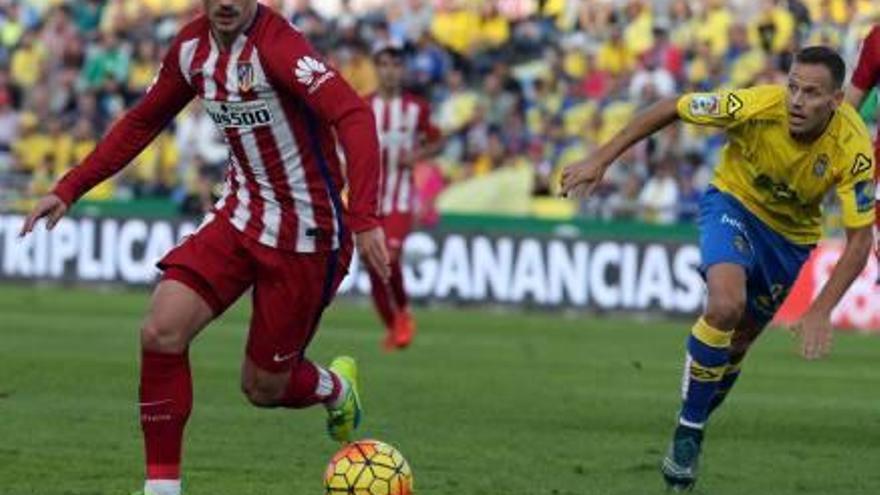 Griezmann, autor de un doblete, inicia una jugada de ataque ayer en el estadio Gran Canaria.