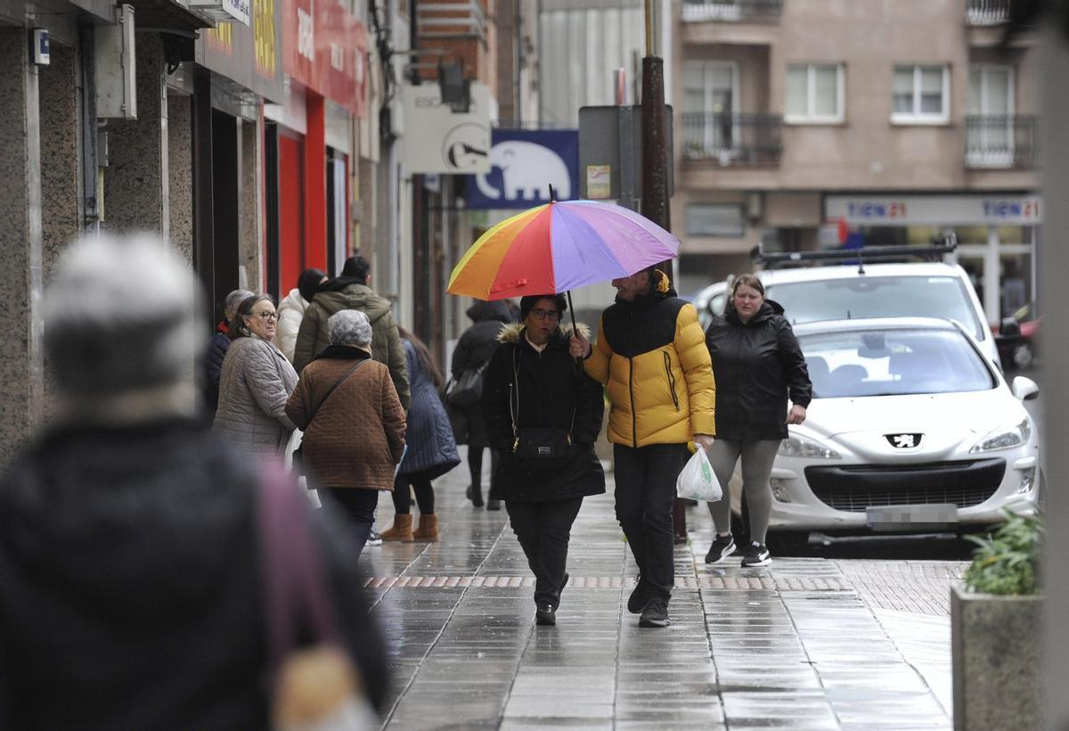 Gente de compras en la calle Antonia Ferrín Moreiras de Lalín. | BERNABÉ/JAVIER LALÍN