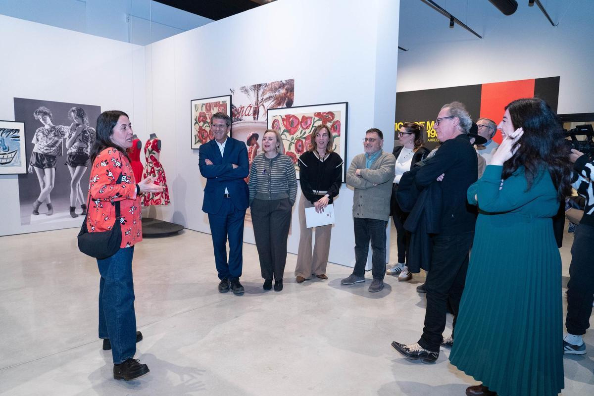 Autoridades en una visita a la exposición "Tráfico de Modas" en el Museo Textil de Ontinyent.