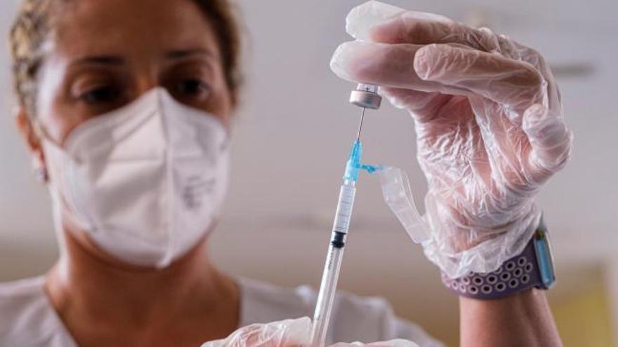 España ya ha administrado 381.565 dosis de la vacuna contra el coronavirus, el 51% de las recibidas