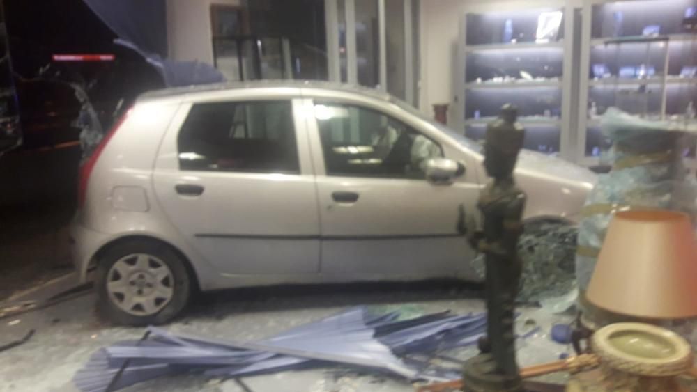 Un coche fuera de control se estrella contra una tienda en las Avenidas de Palma