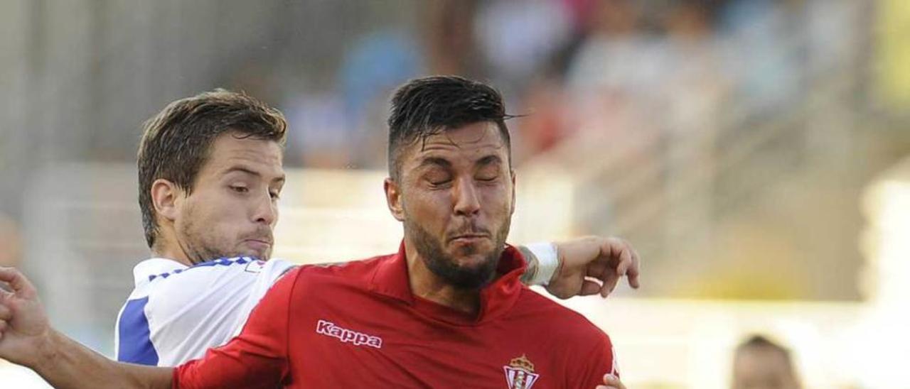 Guerrero disputa un balón con Íñigo Martínez, de la Real.