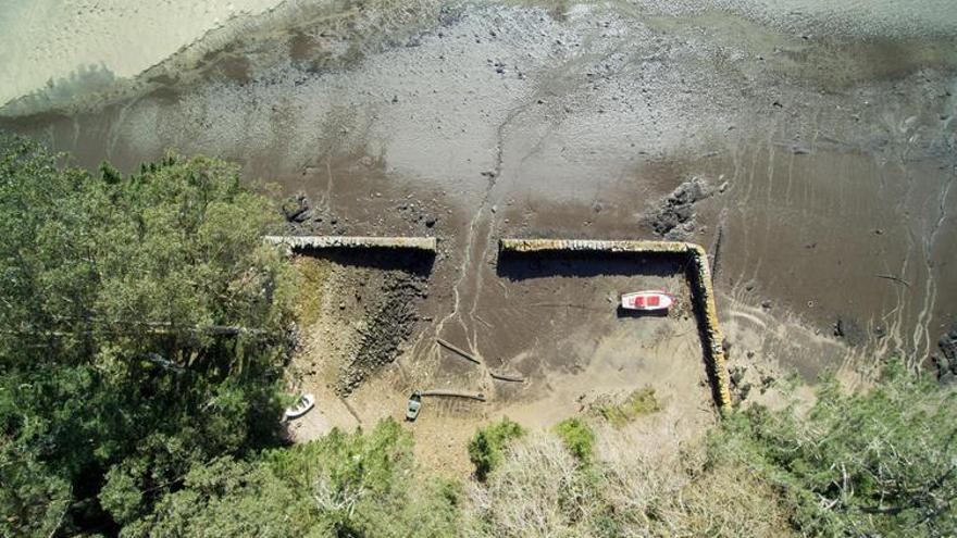 Astillero de la Barquiña (Outes). Este astillero presenta una estructura de madera que a día de hoy se encuentra en estado de abandono. El concello de Outes concentró, entre finales del siglo XIX y mediados del XX, una destacada actividad de construcción de barcos de madera.  | DAVID GARCÍA-LOUZAO