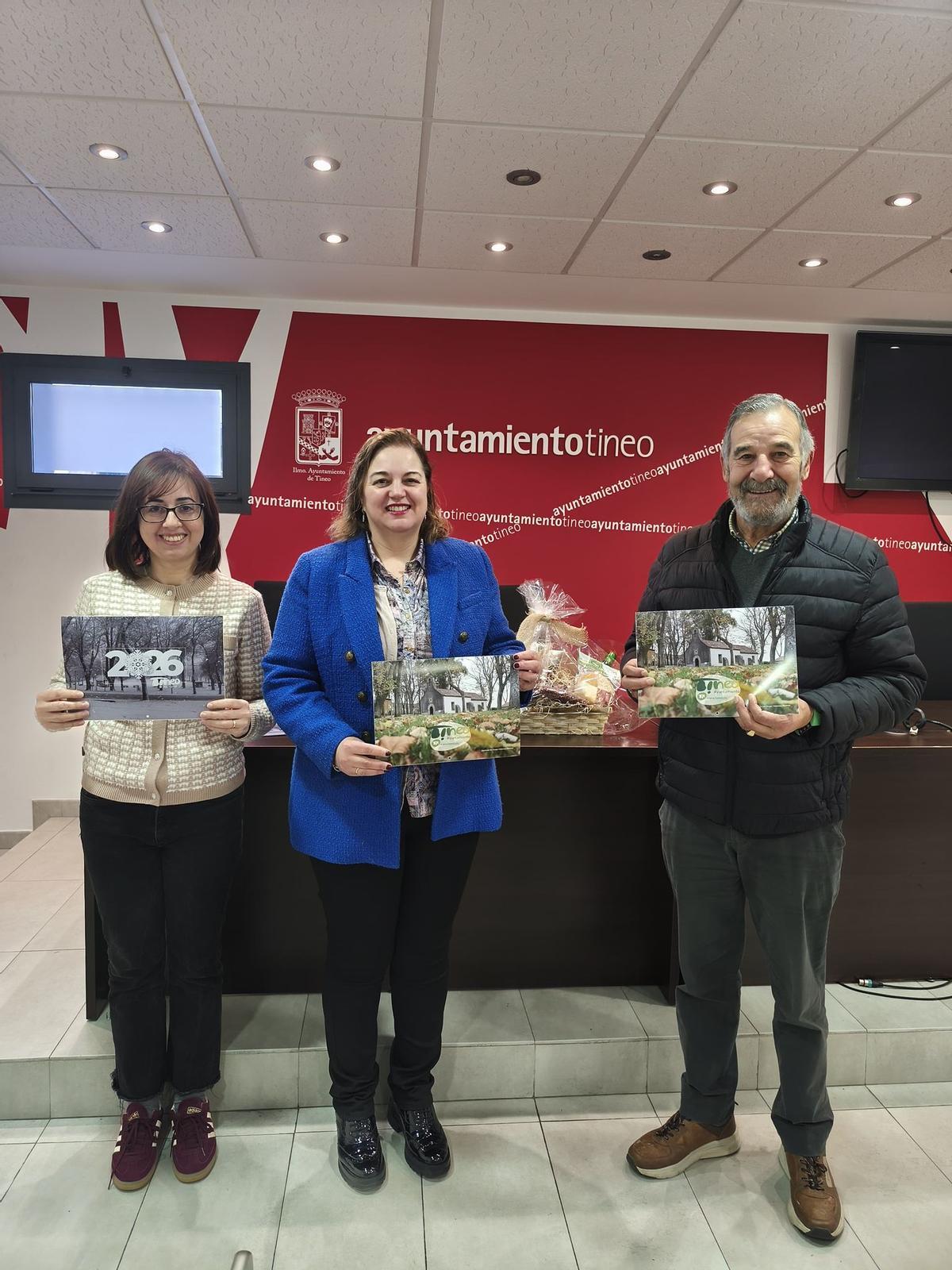 Por la izquierda, la edil Karina Peláez, Montse Fernández y Valeriano Martínez con el calendario.