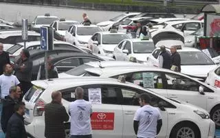 Protesta de taxistas en A Coruña: una caravana para denunciar intrusismo de los VTC