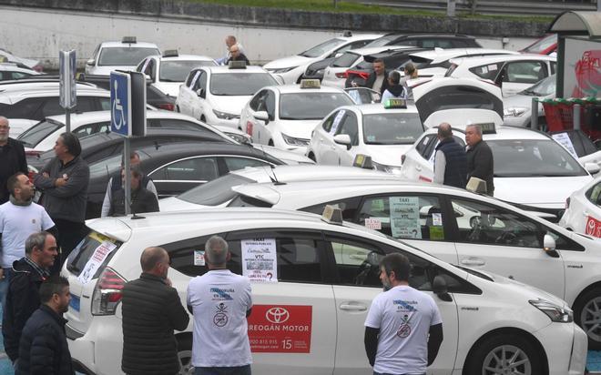 Protesta de taxistas en A Coruña: una caravana para denunciar intrusismo de los VTC