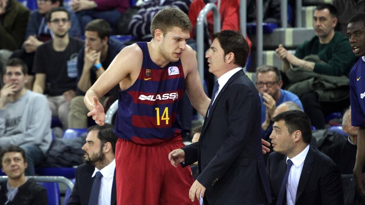 Sasha Vezenkov, junto a Xavi Pascual en su etapa en el Barça