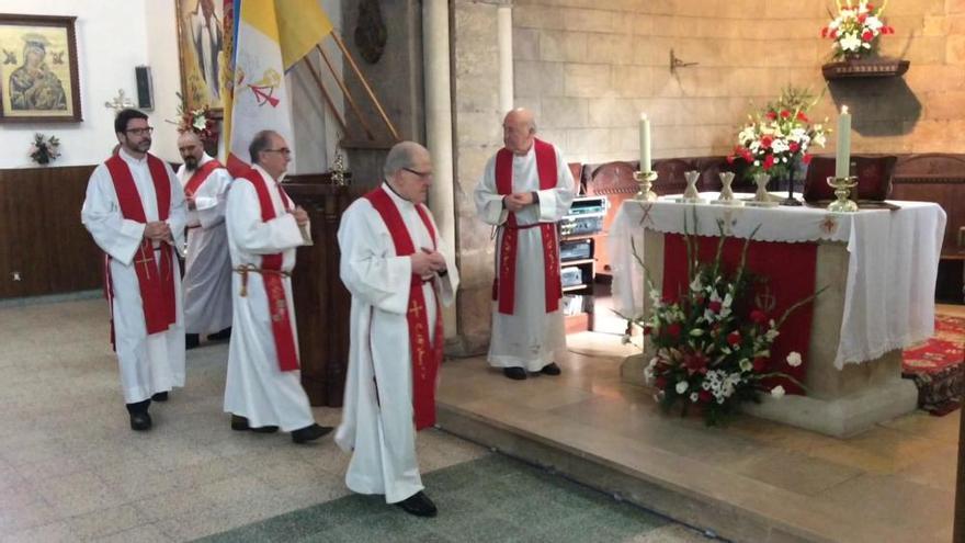 Homenaje a curas en Ceares