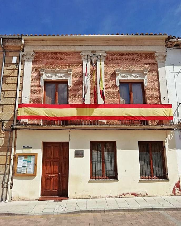 Bandera de España en el balcón municipal. | A. Z.