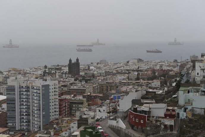 24-02-20 LAS PALMAS DE GRAN CANARIA. DIFERNETES LUGARES. LAS PALMAS DE GRAN CANARIA. METEOROLOGIA. Calima.    Fotos: Juan Castro.