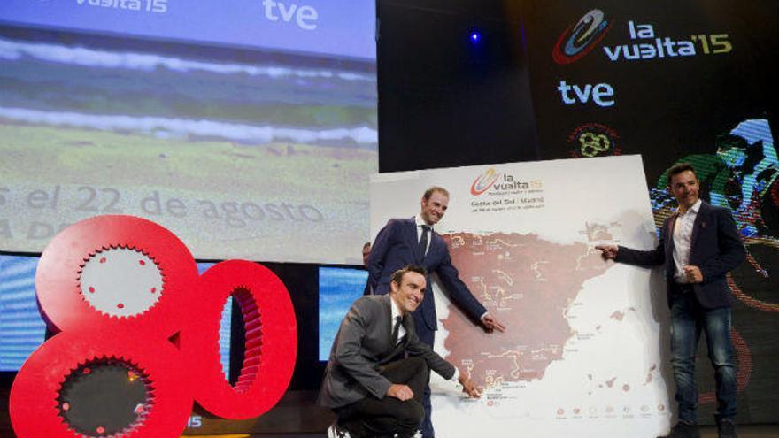 Los ciclistas Luis Ángel Maté, Alejandro Valverde y Joaquín Rodríguez &#039;Purito&#039; en la presentación del recorrido de la Vuelta a España 2015.