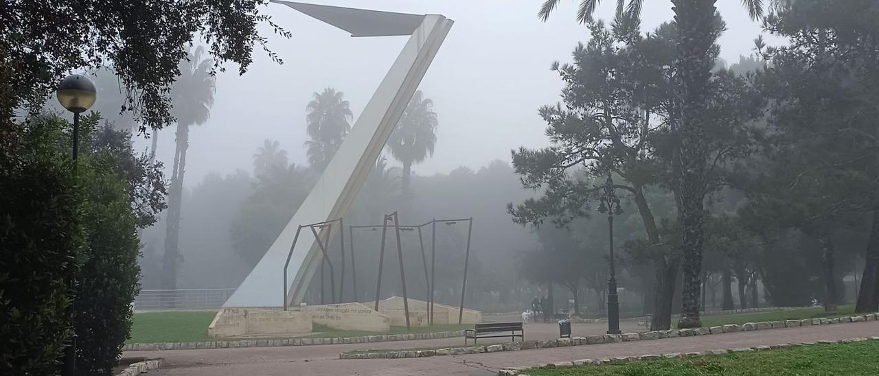 Una mañana con niebla en el parque de l’Alquenència de Alzira, el pasado mes de diciembre. | PASCUAL FANDOS