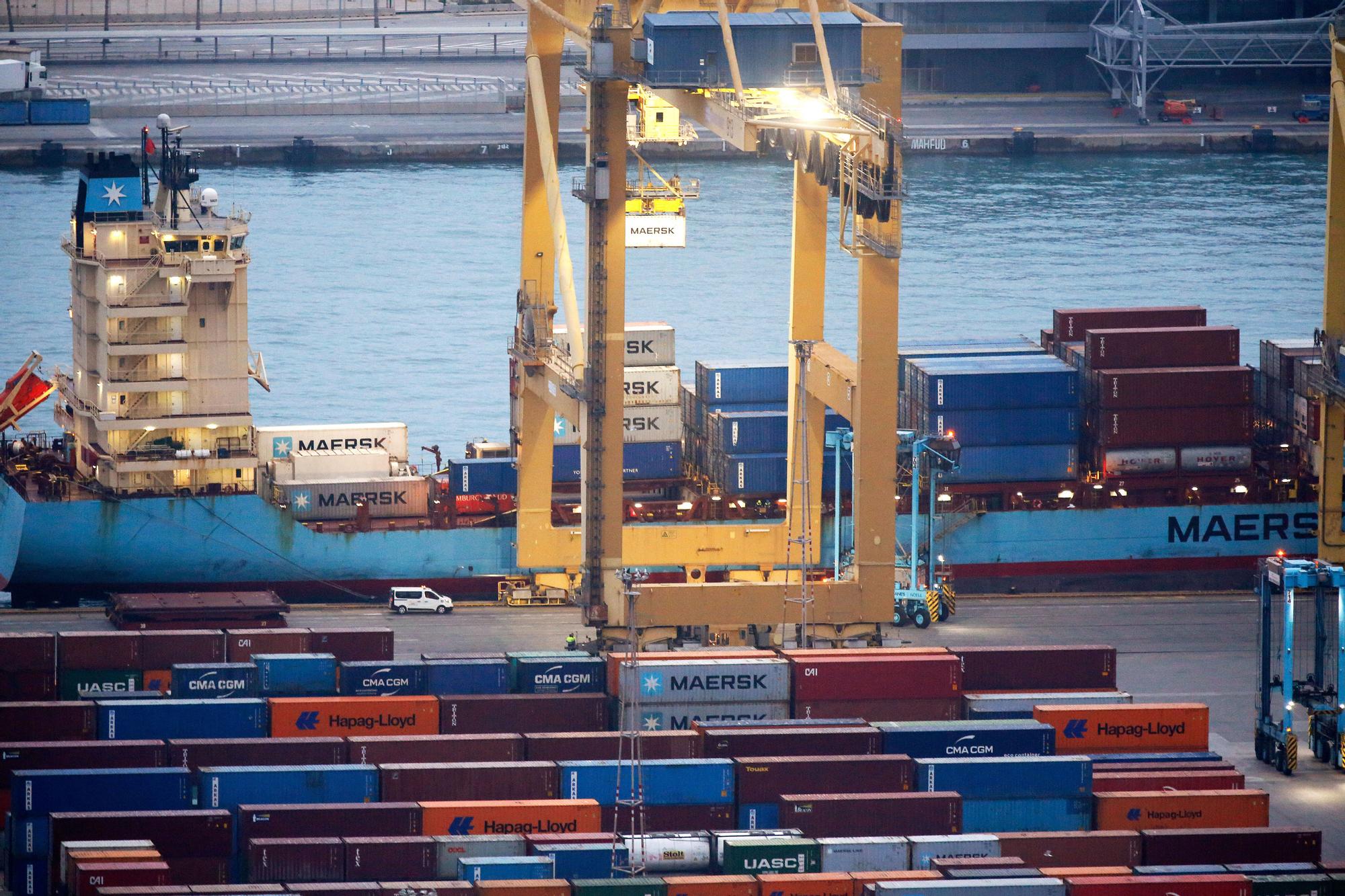 Contenedores y actividad comercial en el Port de Barcelona, en octubre de 2022.