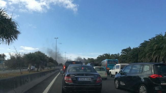 Arde una guagua a la altura del aeropuerto de Gran Canaria