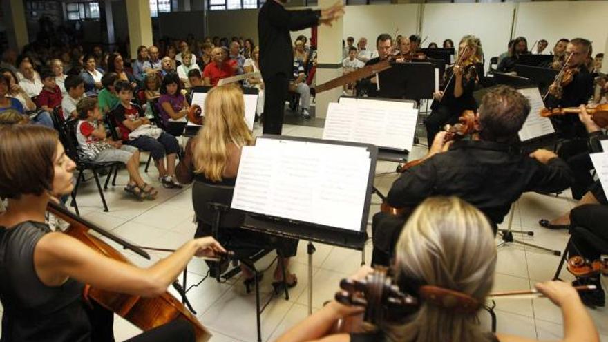 Marzio Conti, al frente de la orquesta Oviedo Filarmonía, ayer, en el centro social El Cortijo, de La Corredoria.