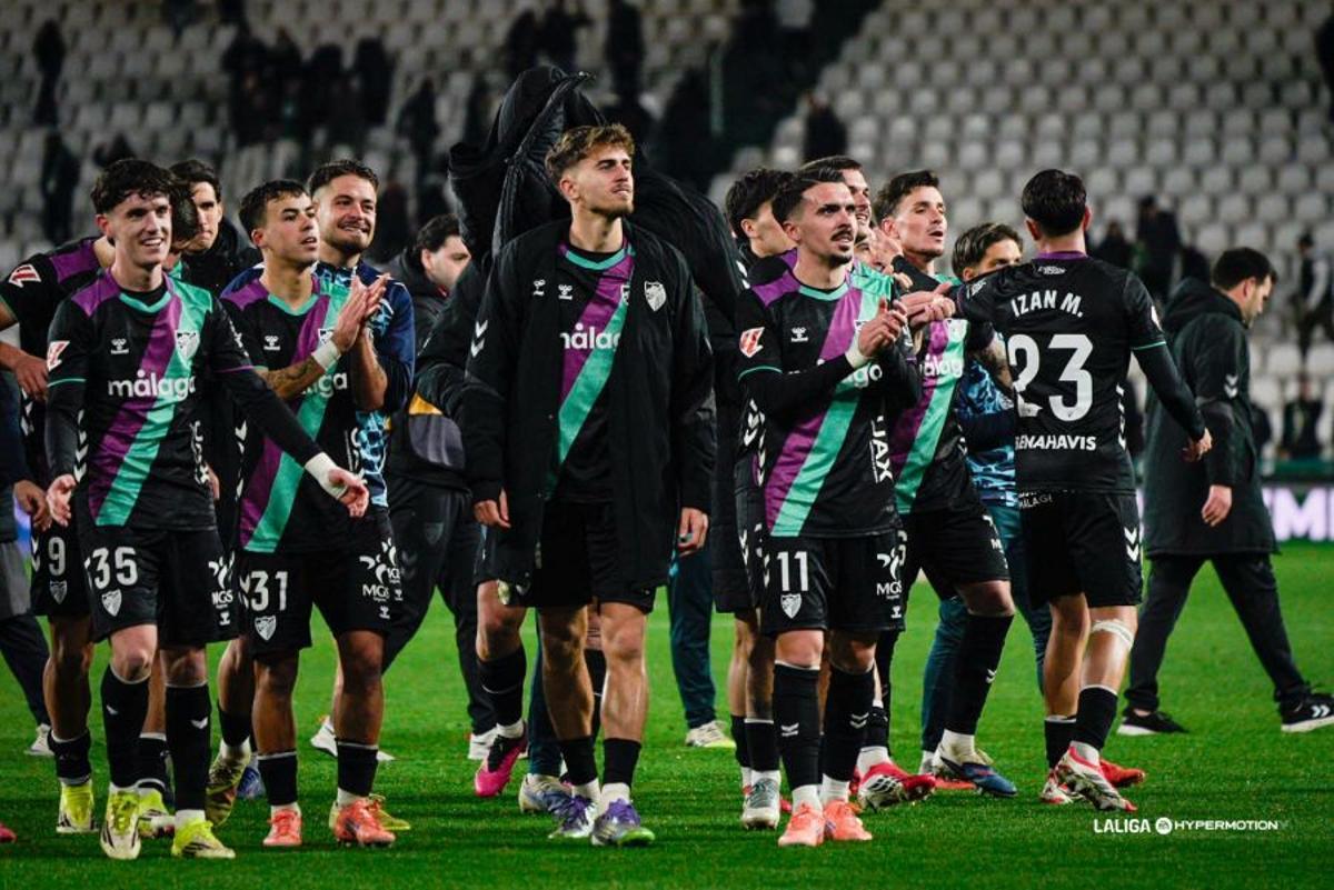 Los jugadores del Málaga CF celebran la victoria lograda este domingo frente al Córdoba en el Nuevo Arcángel (0-1).