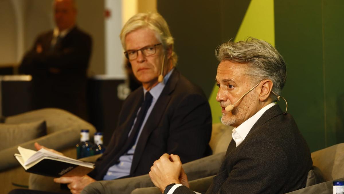 A la izquierda, Martí Saballs, director de información económica de Prensa Ibérica; a la derecha, Alberto Granados, presidente de Microsoft España.