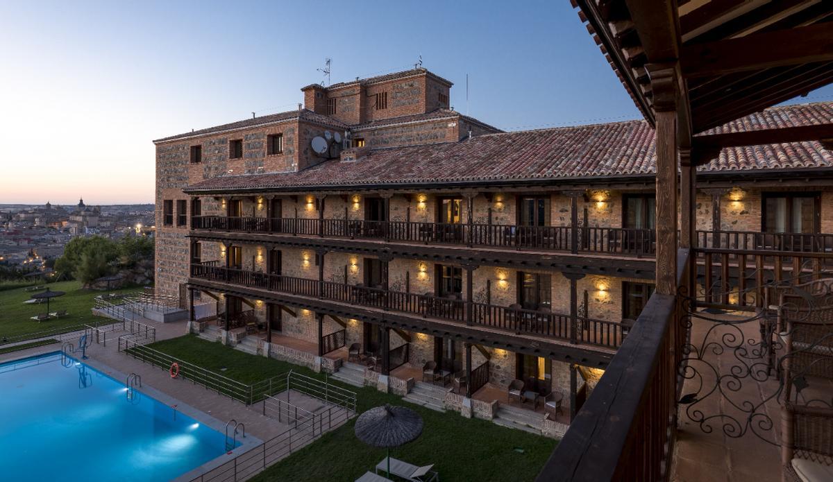 Los paradores son hoteles ubicados en edificios históricos, como castillos, conventos, palacios o monasterios, que han sido cuidadosamente restaurados para ofrecer un alojamiento único y lleno de encanto.