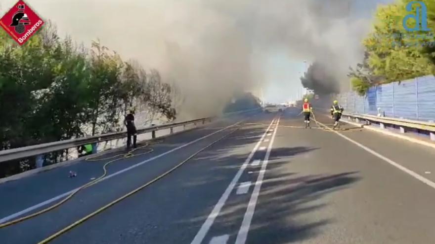 Así ha sido el incendio que ha cortado durante dos horas la N-332 de circunvalación de Torrevieja