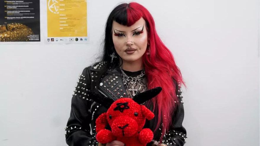 Peluches cabríos, &#039;mindfulness&#039; oscuro y mucho 666: así ha sido la primera feria satanista de España
