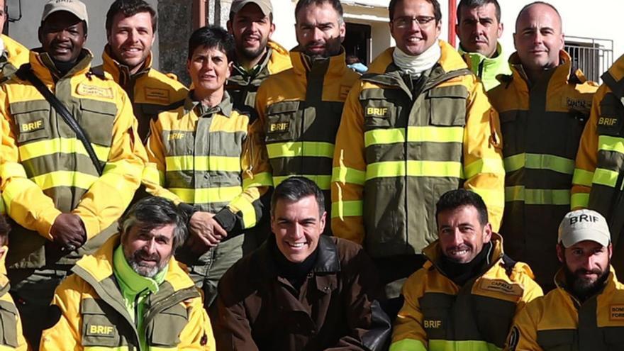 El presidente Pedro Sánchez, con la Brigada de Incendios Forestales (BRIF), con sede en el puerto del Pico (Ávila). | |  ICAL