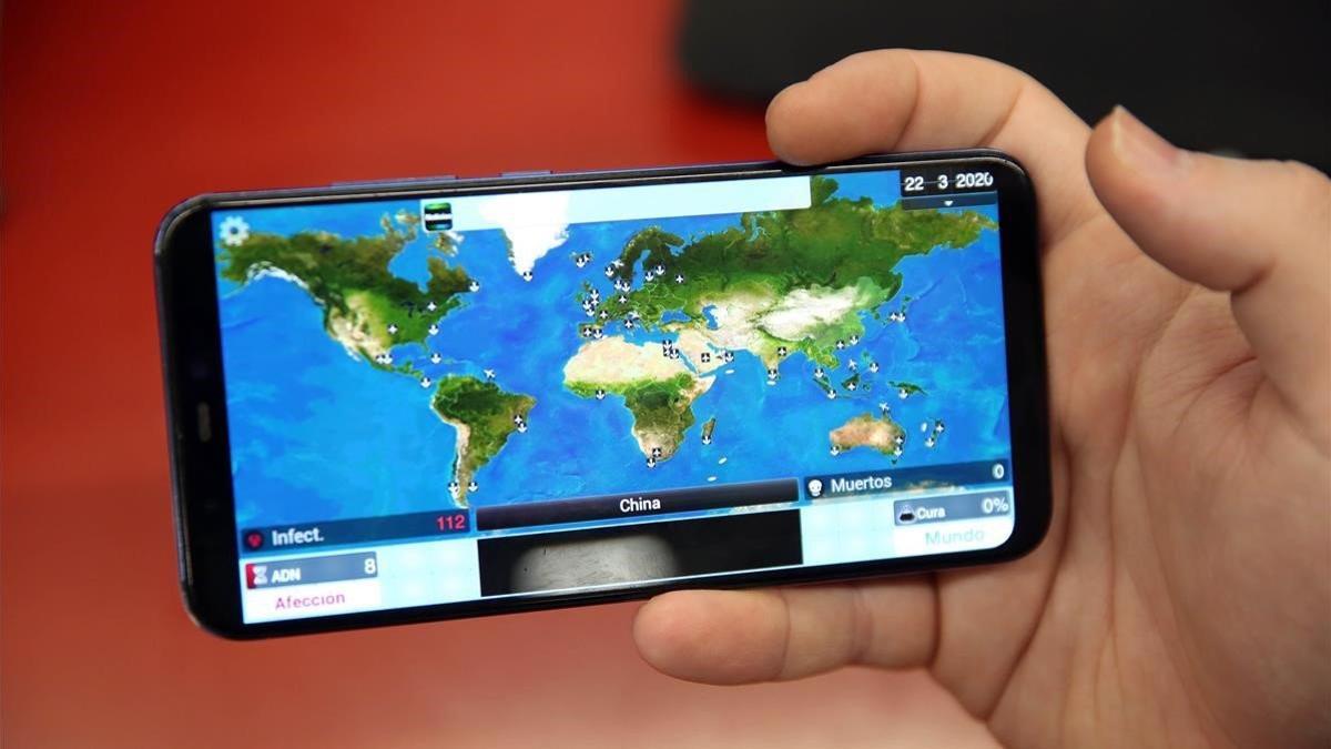 Un jugador muestra Plague Inc, la aplicación para exterminar a la humanidad mediante una pandemia