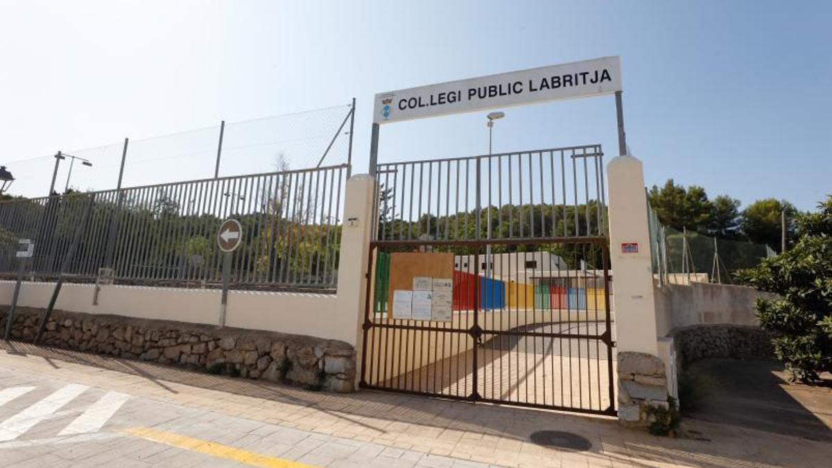 Entrada del colegio Labritja, en Sant Joan.