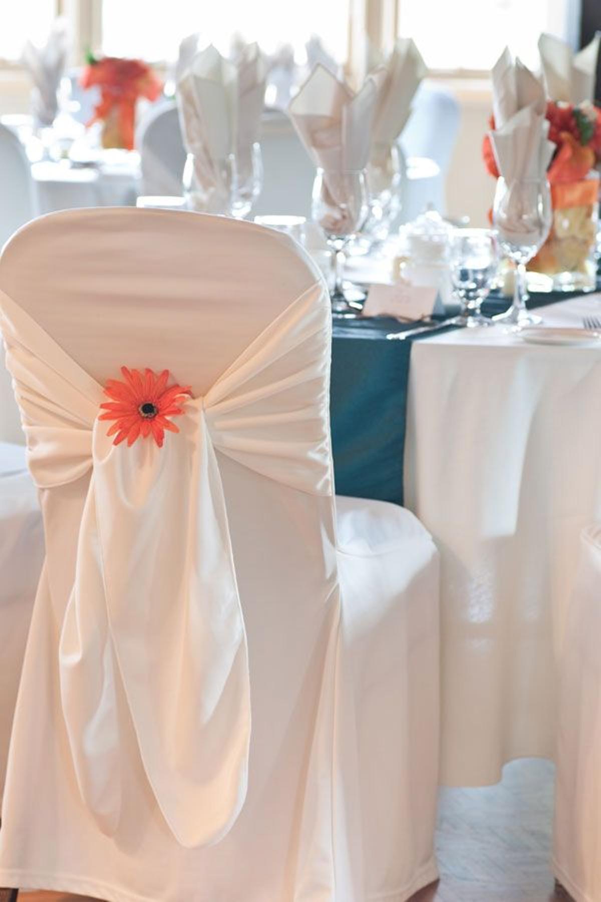 ¿Cómo decorar las sillas del banquete?: con flores naturales