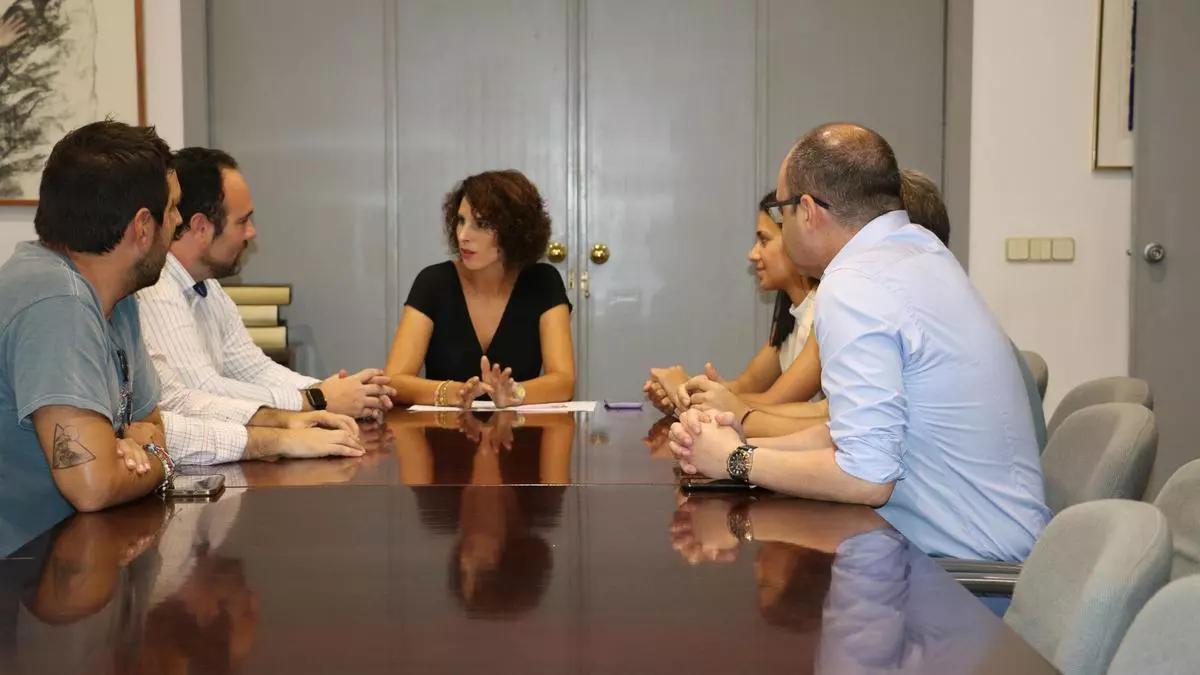 Foto de archivo de una reunión entre los alcaldes de la Xarxa d'Alcaldies del departamento de Manises.