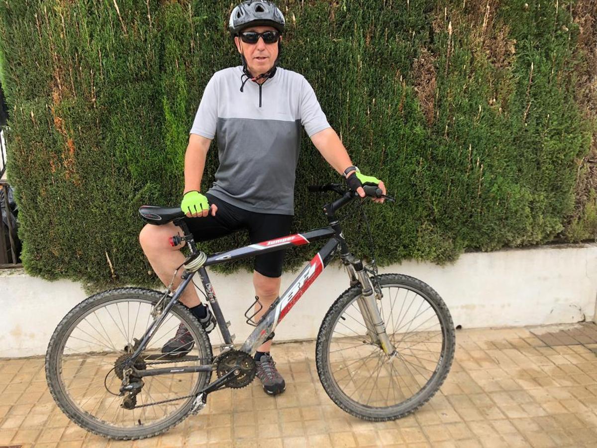 Joan Baldoví ha cogido la bici esta mañana para dar un paseo hasta la Muntanyeta dels Sants.