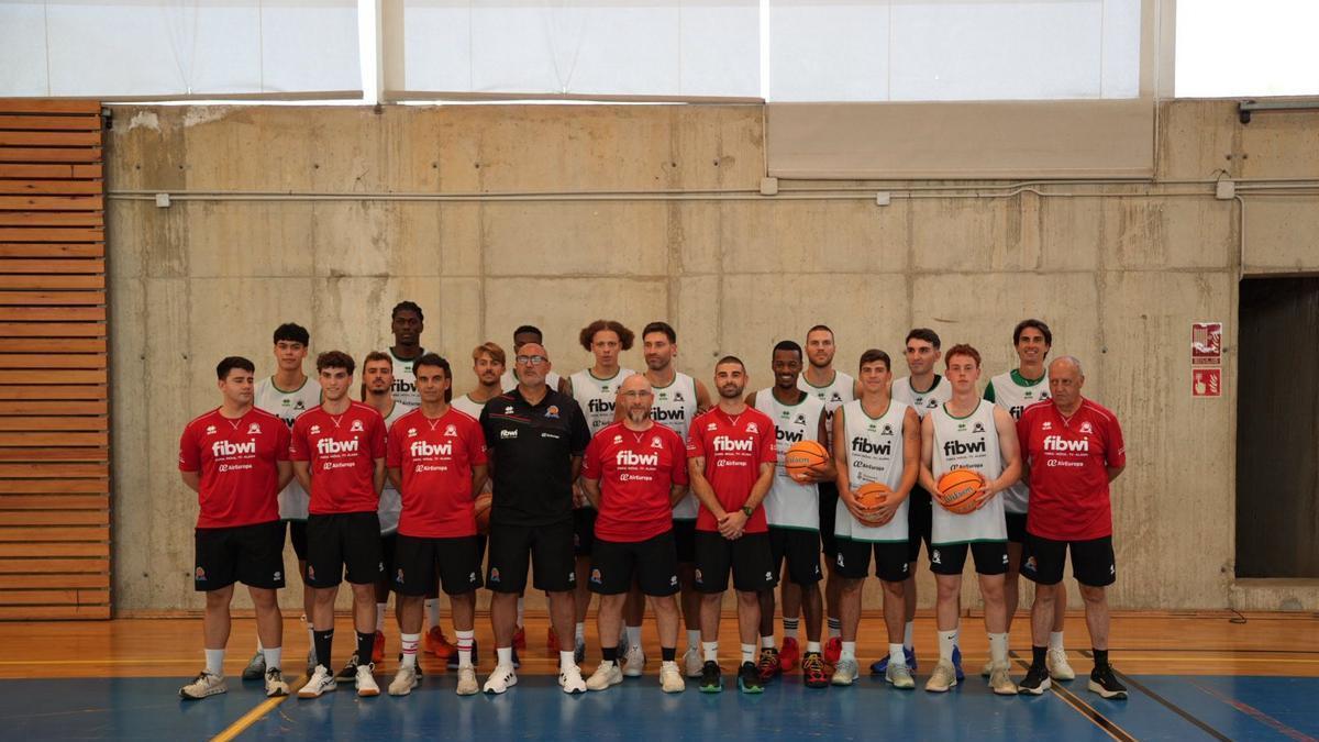 La plantilla y el cuerpo técnico del Fibwi Mallorca posa antes del entrenamiento en el Toni Pizà.