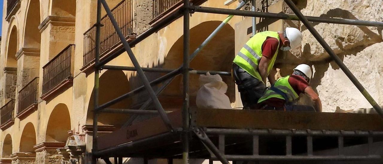 Trabajos previos a la anterior estauración de la fachada sur de la Mezquita-Catedral