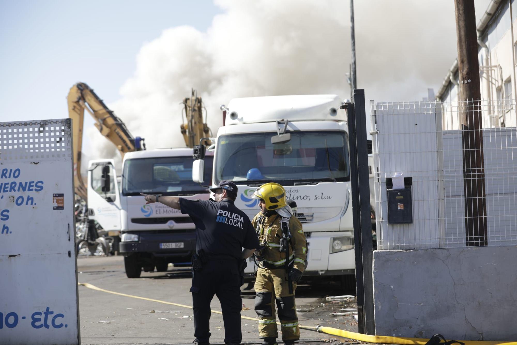 Incendio en una nave industrial de una empresa de reciclaje en Son Castelló