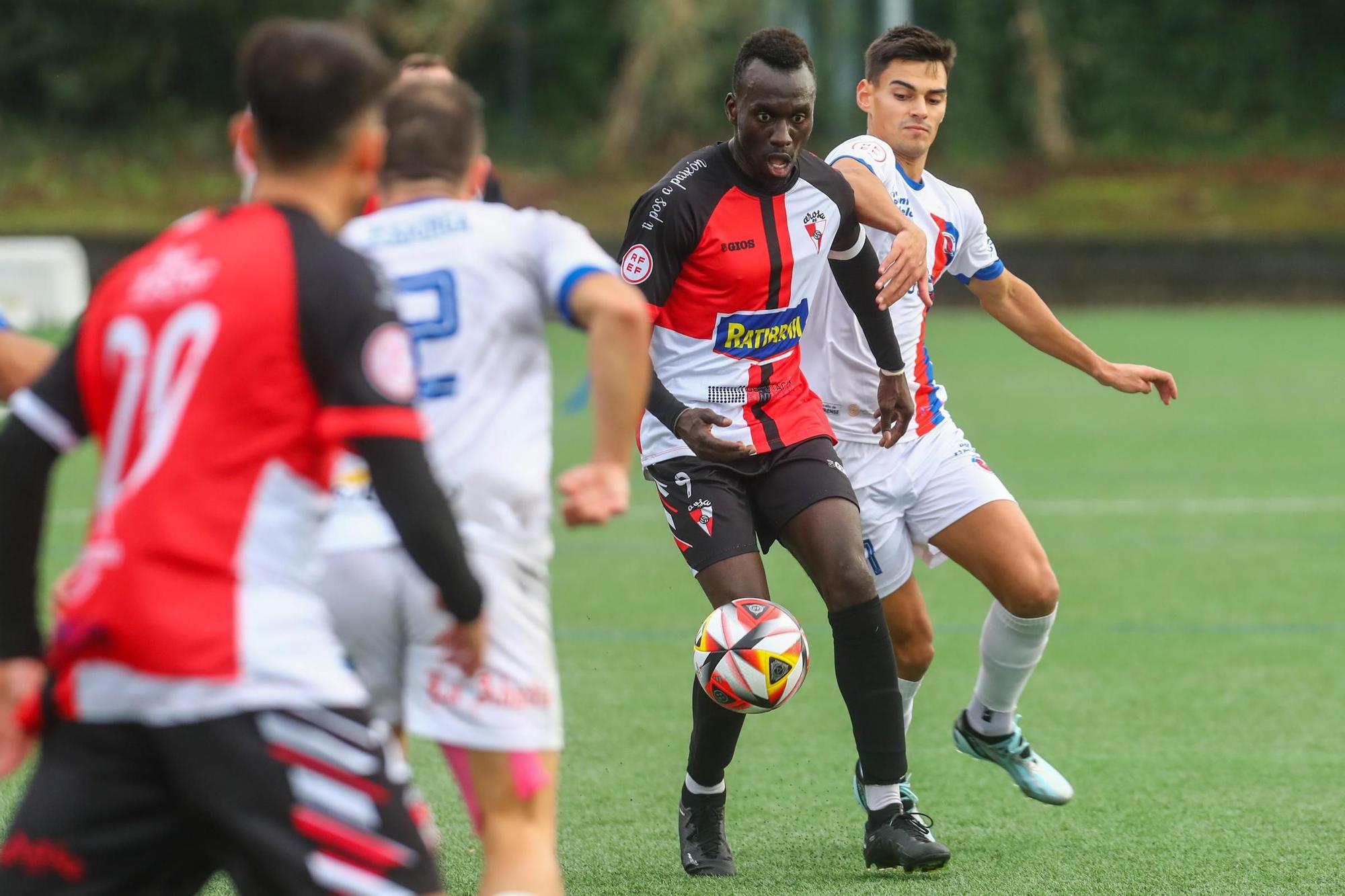 Las mejores imágenes de la victoria del Arosa ante la Unión Deportiva Ourense (1-0)