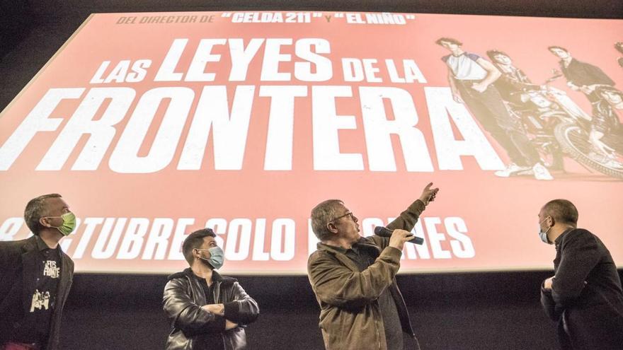 Daniel Monzón assenyalant els protagonistes del film en la sessió especial al Bages Centre | OSCAR BAYONA