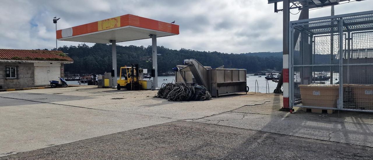 La vieja gasolinera de Porto Meloxo, cerrada y precintada desde hace más de un año.