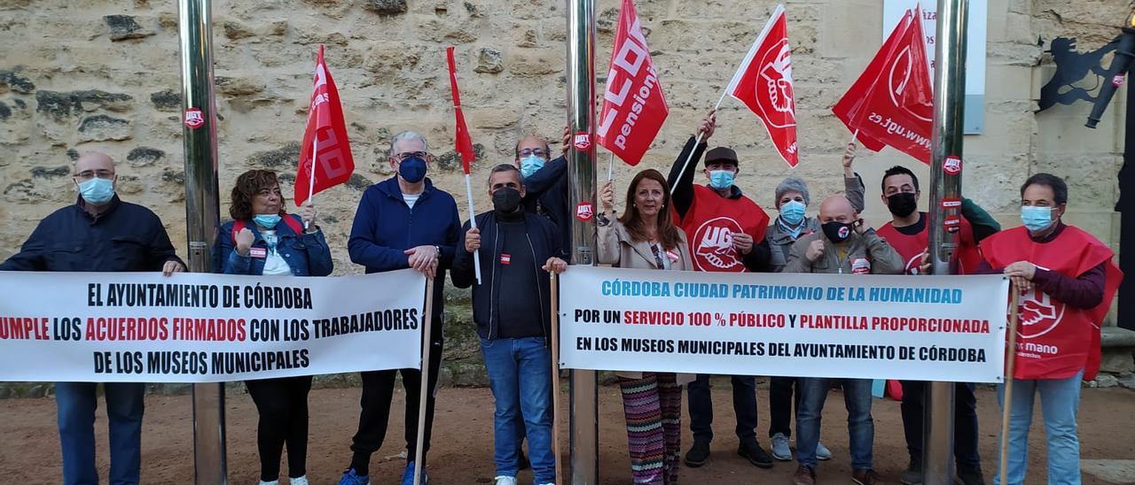 Los sindicatos convocantes de la huelga, frente a las puertas del Alcázar.