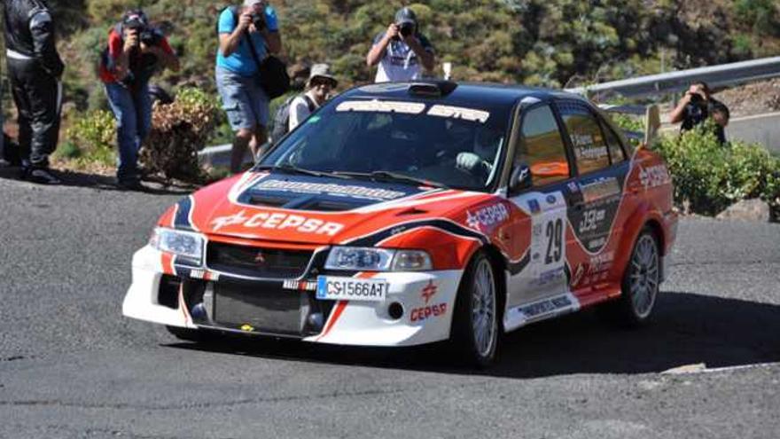 Fran Álamo, con Mitsubishi Lancer EVO-VI, presente en la cita de Arucas. | j. g. a.