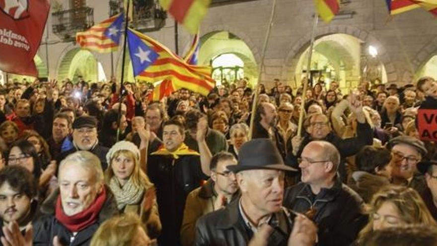 Mig miler de persones es concentren a la Plaça del Vi per exigir un acord