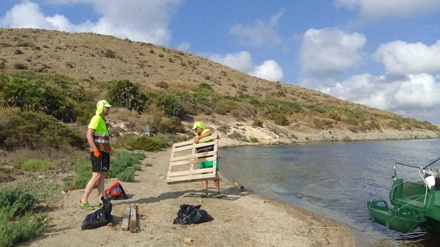 Servicios de limpieza de ENP (Espacios Naturales Protegidos) realizando trabajos de limpieza en la Isla del Ciervo
