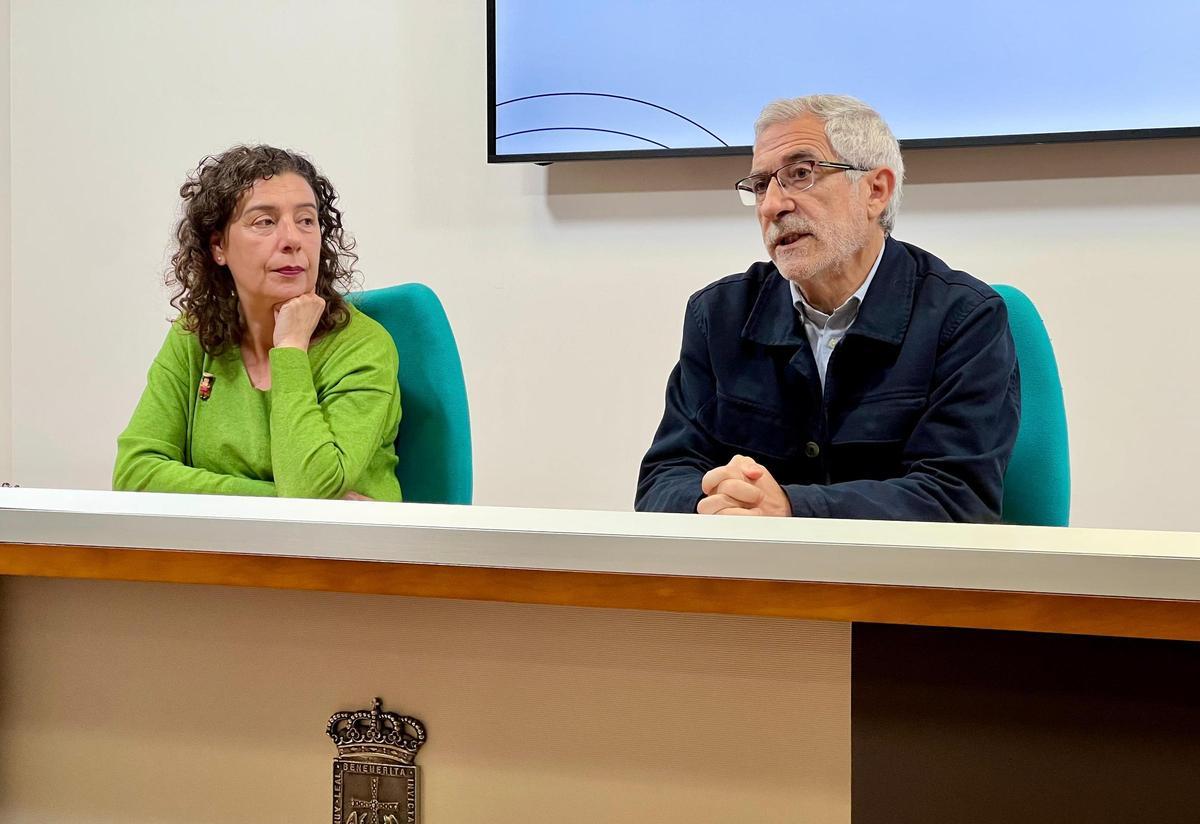 Cristina Pontón y Gaspar Llamazares en la sala de prensa del Ayuntamiento.