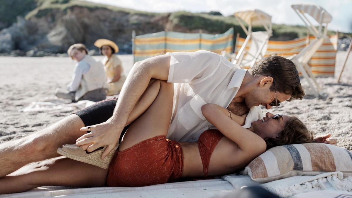 Oliver Jackson-Cohen (Nevile Strange) y Mimi Keene (Kay Elliott-Strange) en una imagen de 'Hacia cero'