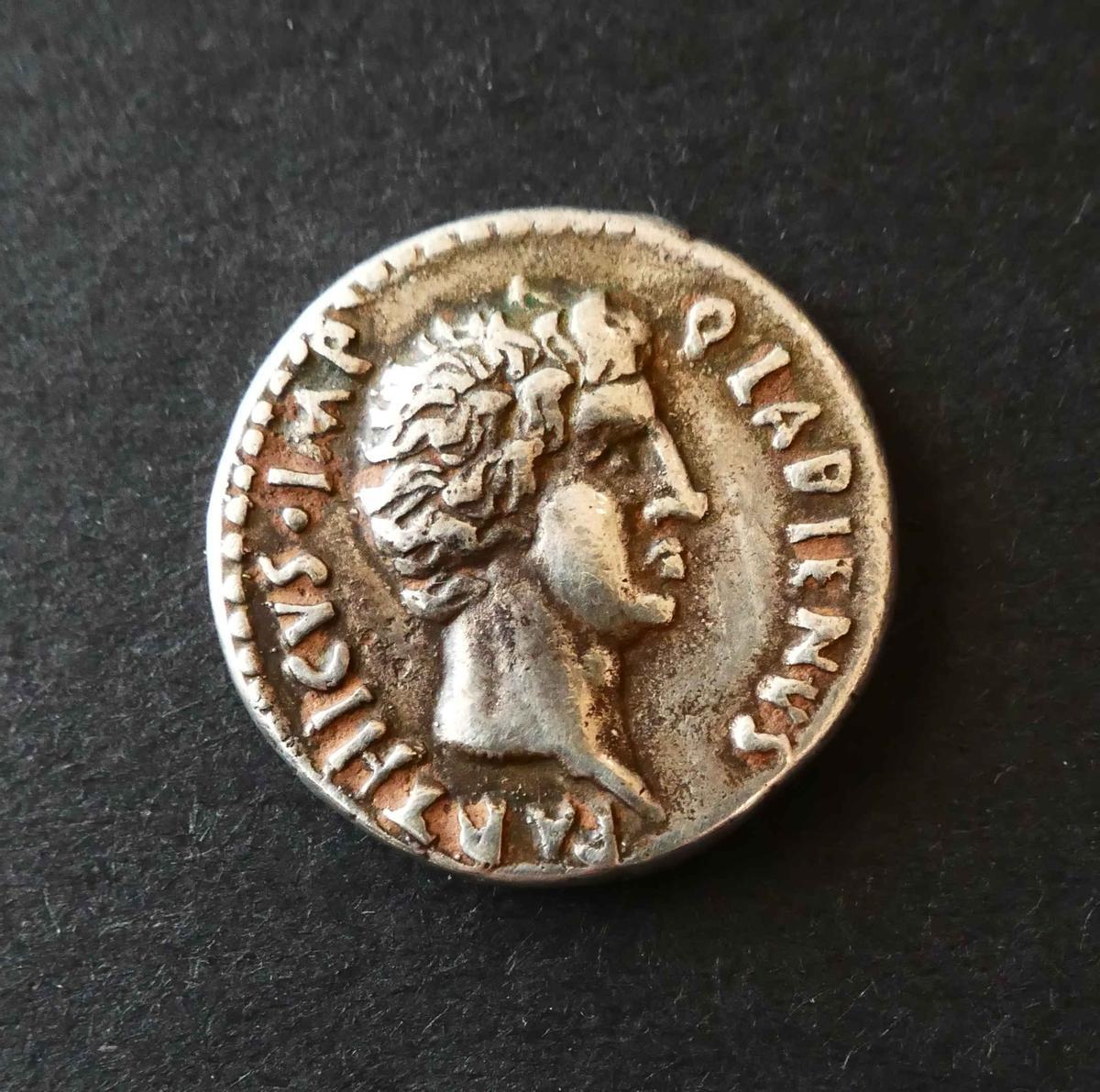 Moneda romana republicana de plata, con acuñación de Tito Labieno.