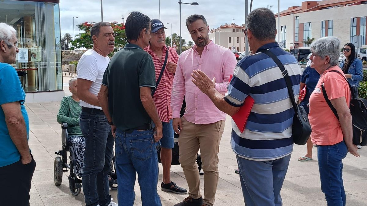 Un momento del encuentro entre los vecinos de Jinámar y el alcalde de Telde, Juan Antonio Peña.