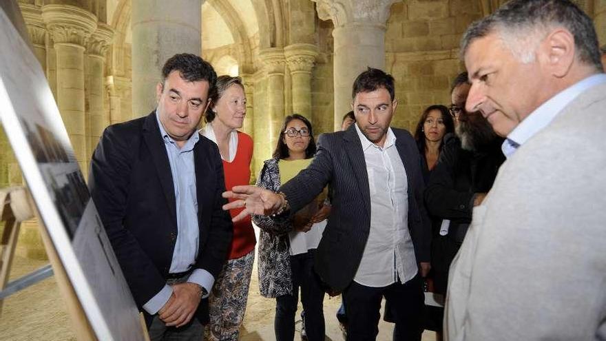 Román Rodríguez, con miembros de la corporación local, durante la visita. // Bernabé/Javier Lalín