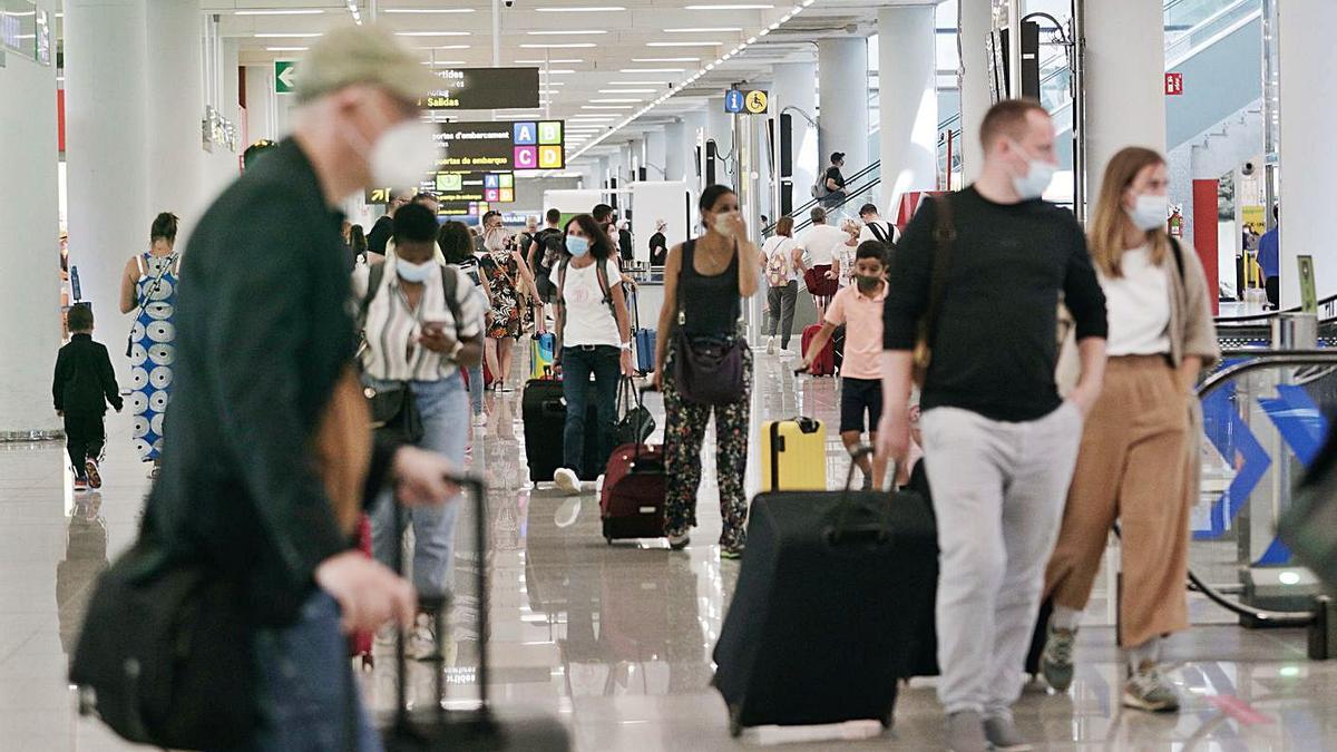 Pasajeros en el área de salidas del aeropuerto de Palma.