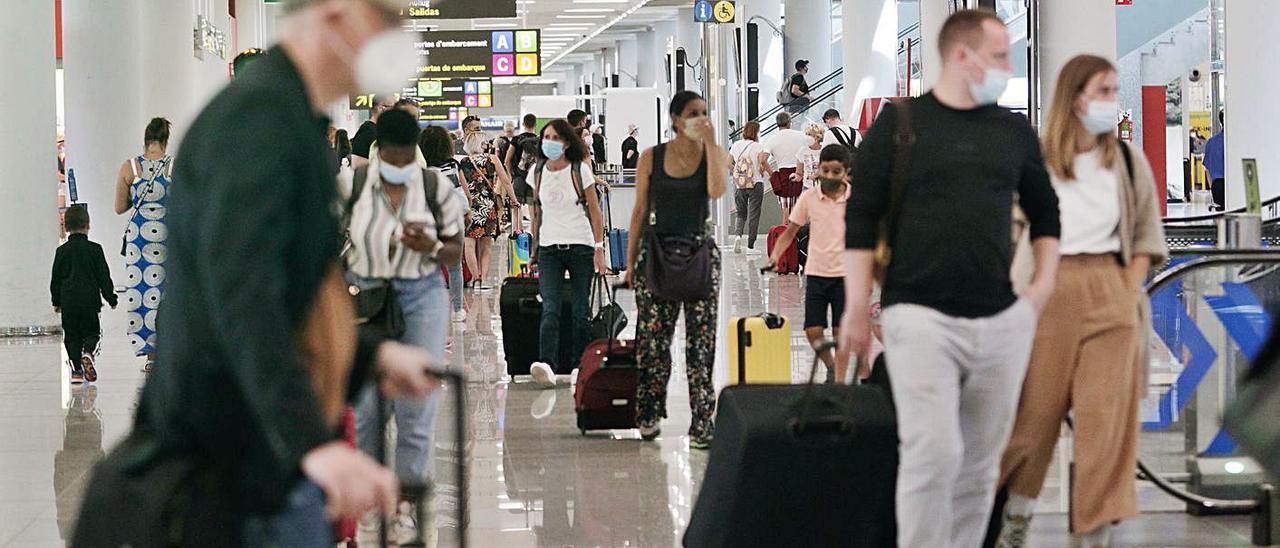 Pasajeros en el área de salidas del aeropuerto de Palma.