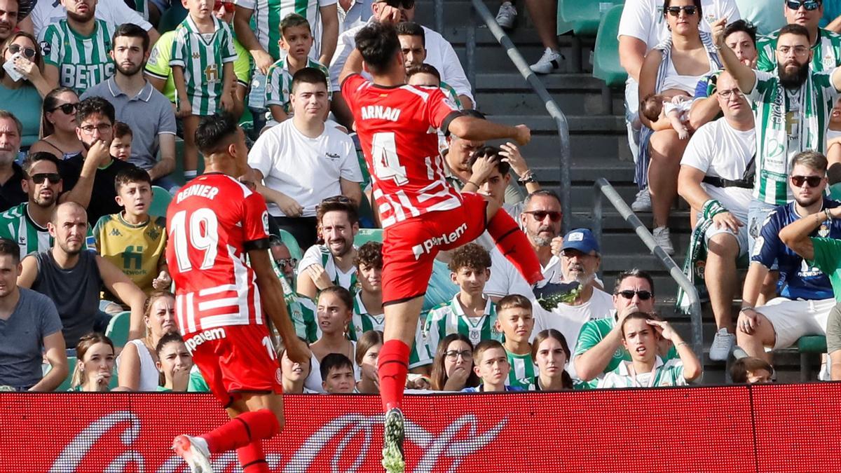 Arnau festeja su gol al Betis en el Benito Villamarín perseguido por Reinier.